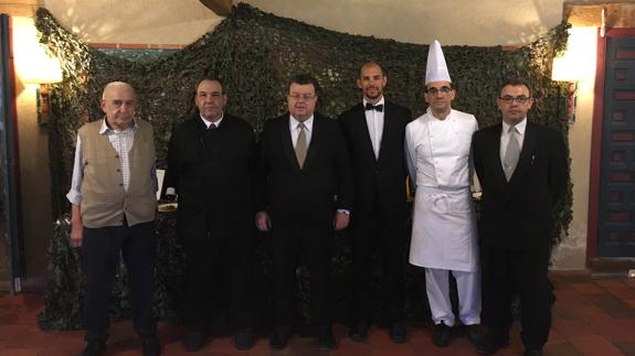 Primitivo Martín (izquierda), propietario de La Matita, con sus hijos Jesús (a continuación), Pepe (cocina) y Primi (derecha) y empleados.