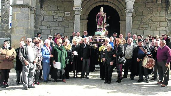 La asociación de mayores posó junto a la imagen de San Martín de Tours tras la procesión, con la centenaria en primer lugar.