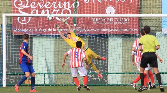 Facundo se estira para atrapar el balón.