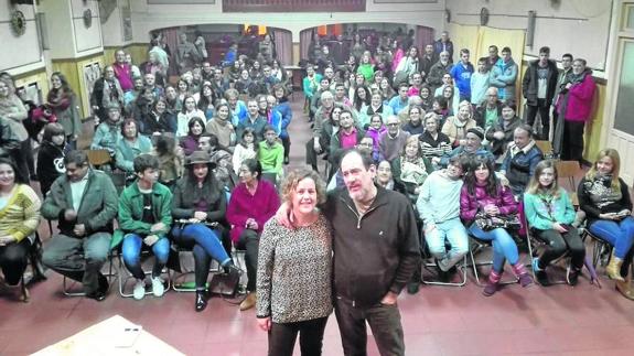 El actor Karra Elejalde con la periodista Silvia García Rojo, que presentó el encuentro.