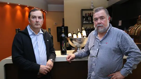 Iñaki Sanz y José Félix Sanz, en la barra del Restaurante Casares. Ramiro Doldán 