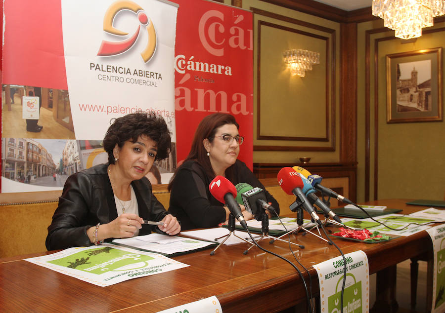 María José López, a la izquierda, en la presentación de la campaña. 