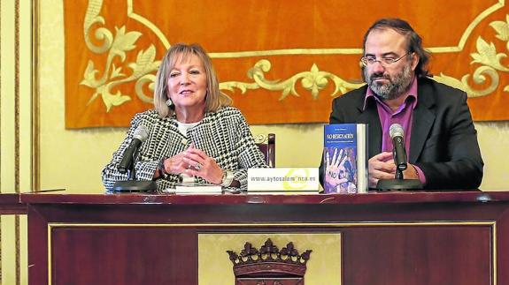 Cristina Klimowitz y Alfredo Pérez Alencart, durante la presentación.