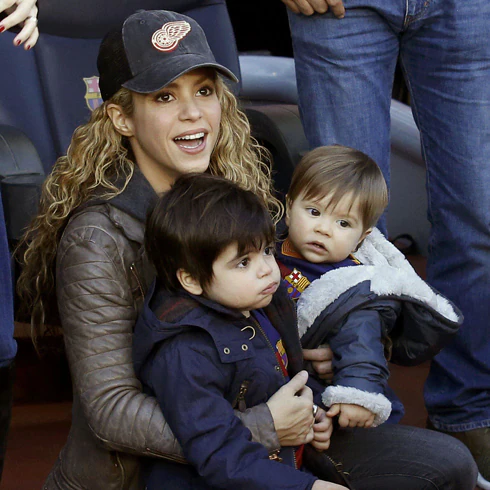 Shakira con sus hijos Milan y Sasha.