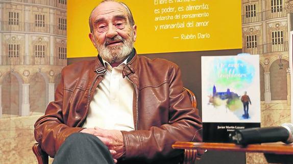 Jotamar posa en la librería Santos Ochoa. 