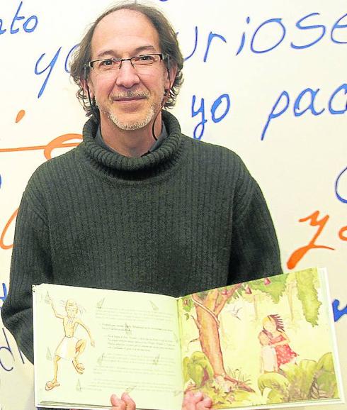 Jaime Alejandre, con uno de sus trabajos de literatura infantil. 