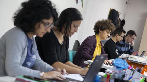 Trabajdores de JuanSoñador, en la sede de Pajarillos.