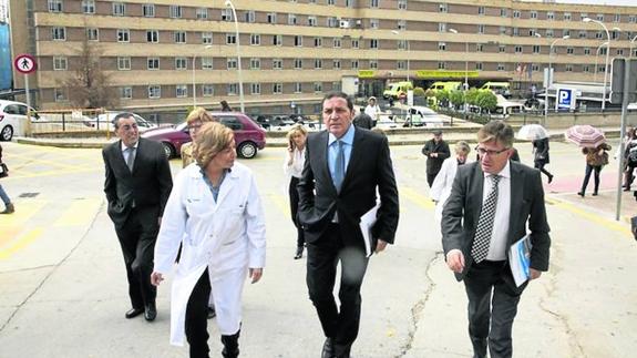 SáezAguado y Rafael López, acompañados por Cristina Granados durante una visita al Hospital. 