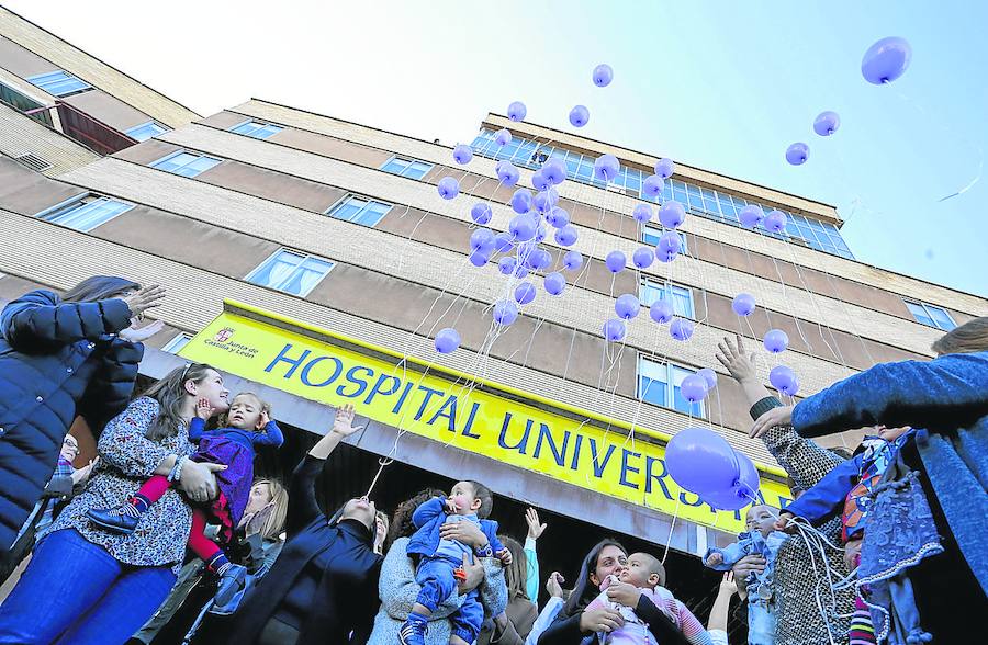 Decenas de globos subieron al cielo en el hospital salmantino. 