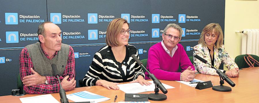 Juan José Aguado, Ángeles Armisén, Manuel Maza,   María José de la Fuente, durante la firma de los convenios.