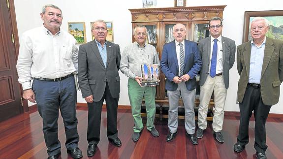 La delegación segoviana posa con el presidente del Cabildo de Gran Canaria, Antonio Morales (tercero por la derecha, junto a Jaime Pérez). 