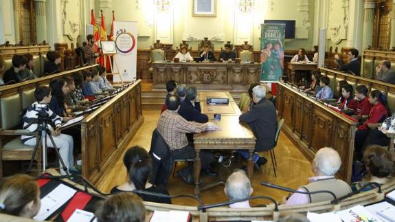 Los niños ocuparon los escaños de los concejales en el salón de plenos del Ayuntamiento de Valladolid. 