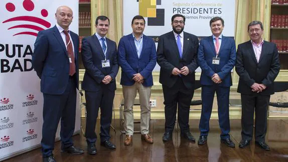 Luis Calderón, a la izquierda, con otros representantes de instituciones provinciales.