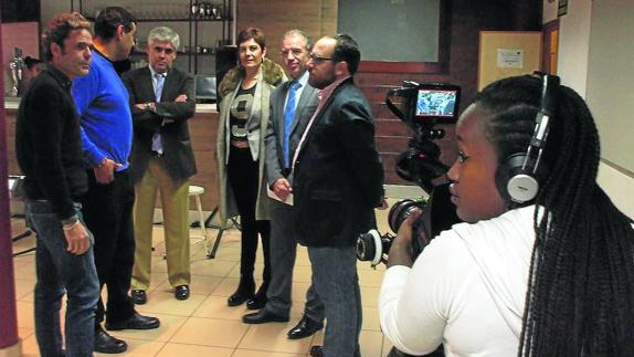 Pedro Sara y Jesús Garrote durante la visita de Pablo Rodríguez a la Escuela Santiago Uno. J