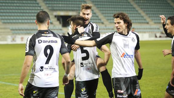 Los jugadores del Cristo celebran el primer gol. 