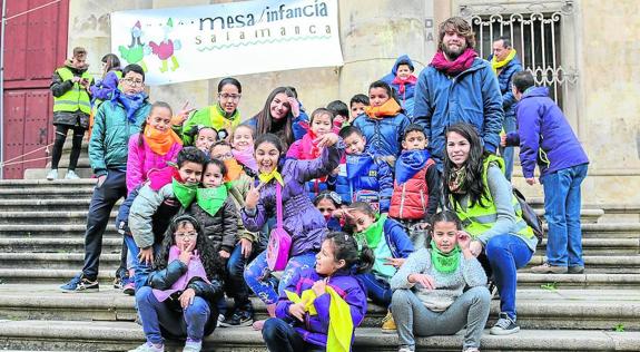 Un grupo de jóvenes participantes en la actividad posa en las escaleras del palacio de Anaya. 
