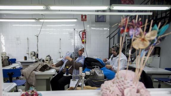 Dos mujeres, en el taller prelaboral de costura de la sociedad San Vicente de Paúl.