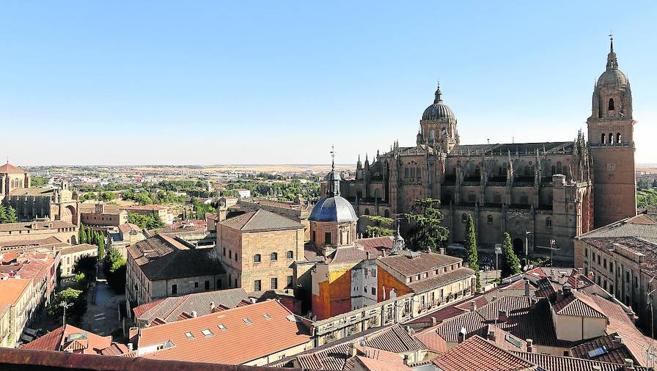 Vistas de la ciudad vieja de Salamanca, con uno de los solares de la Rúa en primer término y el conjunto catedralicio detrás. 