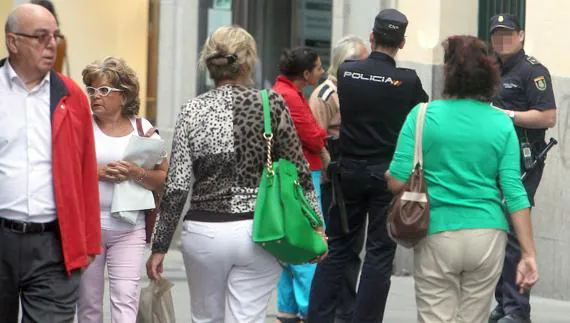 Agentes de la Policía Nacional vigilan la Calle Real de Segovia. 