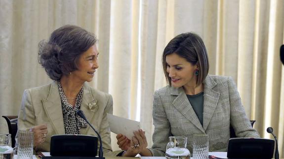La reina Sofía, junto a la reina Letizia en un acto institucional. 