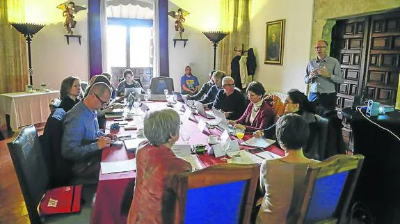 Un momento de la reunión de los representantes del Grupo Coimbra en el Colegio Fonseca. 