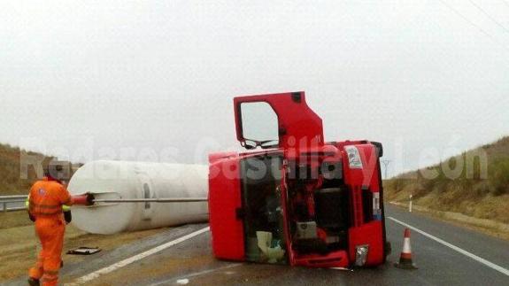Camión volcado en la autovía. 