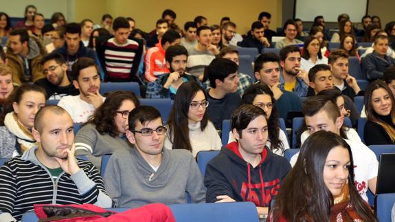 Alumnos asistentes a las jornadas de análisis económico, ayer, en el campus de la UVA. A. de Torre