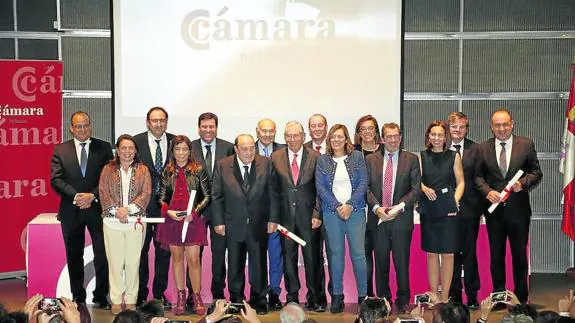 Los premiados posan este jueves con los representantes de las instituciones y del empresariado, tras recoger los galardones.