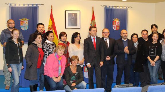 El director general de Turismo, Javier Ramírez (en el centro, flanqueado por la edil de Turismo de Cuéllar y el delegado de la Junta) posa con los turoperadores. De Torre