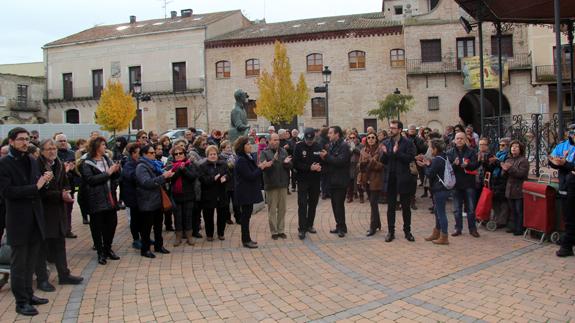 Asistentes a la concentración aplauden tras el minuto de Silencio. F.G. MURIEL