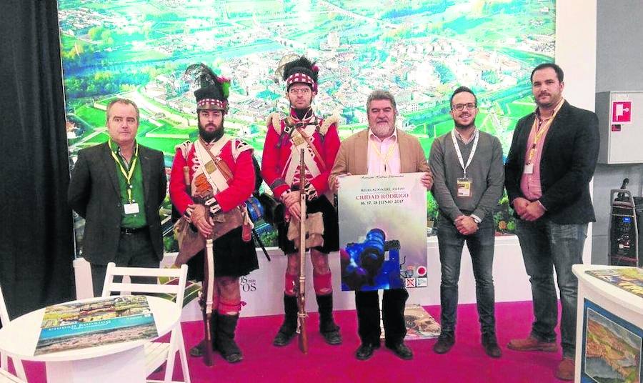 El alcalde de Ciudad Rodrigo, Juan Tomás Muñoz, posa en el estand de Miróbriga junto a otros ediles y representantes del municipio. 