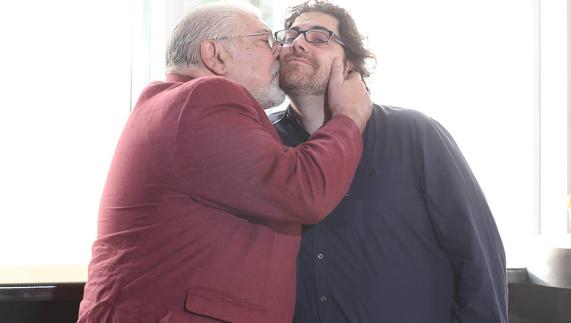 Jorge Bucay besa a su hijo Demián con el que comparte protagonismo en su último libro, 'Padres e hijos'.  