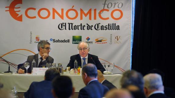 El profesor Juan María Nin, a la derecha, en el Foro Económico de El Norte de Castilla, moderado por el subdirector del periódico, Ignacio Foces. 