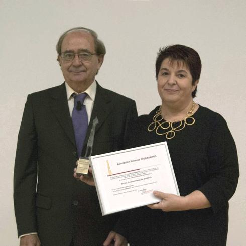 Clara Luquero, con el diploma del premio concedido por el proyecto 'Smart Digital Segovia'.