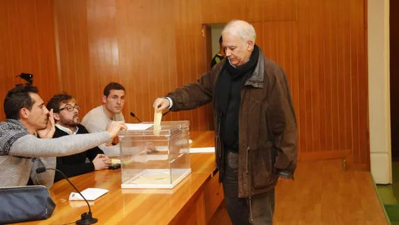Francisco Serrano vota en nombre de Avelino, el delegado  del Deportivo. 