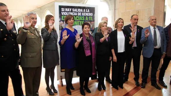 Representantes de las instituciones, con la alcaldesa de Segovia y la delegada del Gobierno en Castilla y León al frente, expresan su respaldo a las víctimas. 