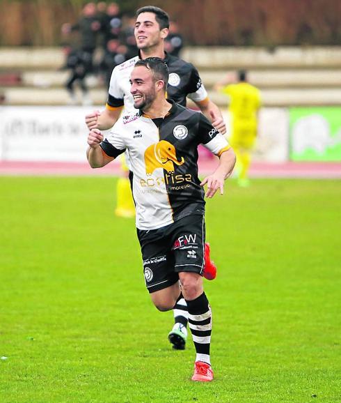 Cristo Medina y Asensio celebrando un gol.
