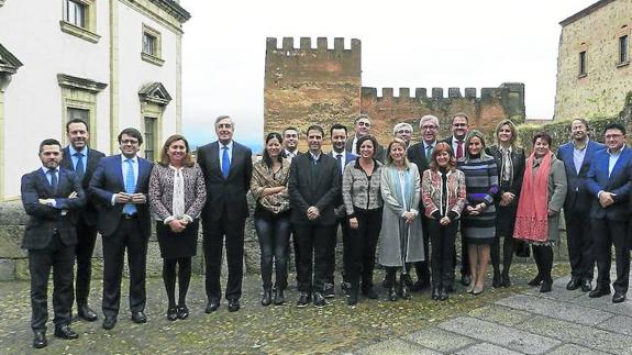 Fotografía de familia de los alcaldes del Grupo de Ciudades Patrimonio de la Humanidad durante su reunión en Cáceres.