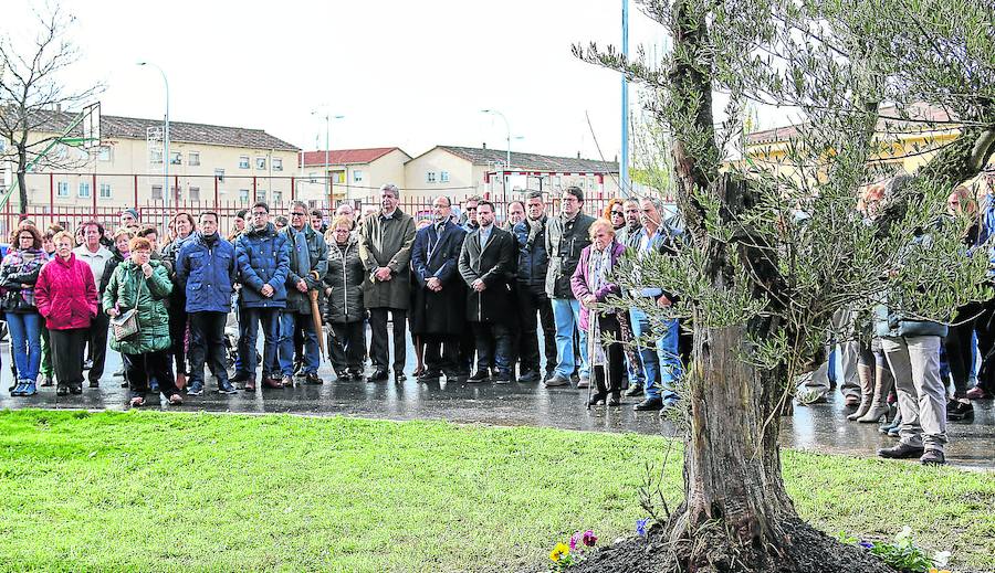 Decenas de personas quisieron asistir al homenaje, entre ellas el alcalde de Salamanca y varios concejales.