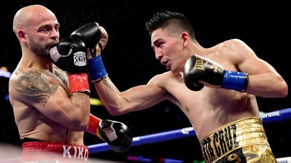 Kiko Hernández y el mexicano Leo Santa Cruz combaten por el titulo del peso pluma de la Asociación Mundial de Boxeo.