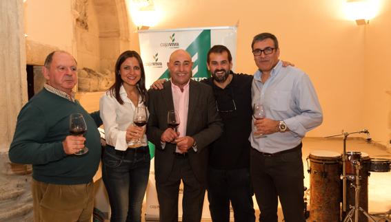 Brindis durante la cata de Carmelo Rodero (centro), que puso fin a la fiesta del vino. 