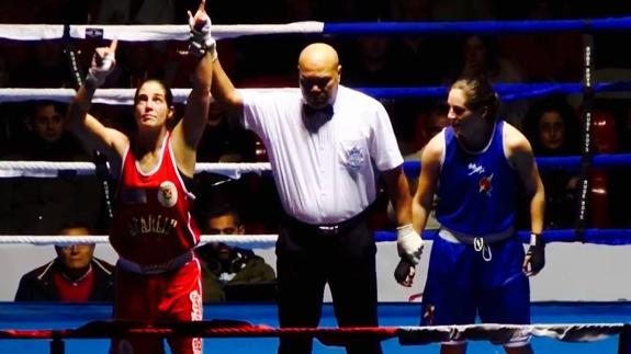 El árbitro del combate levanta la mano como vencedora de Lara García.