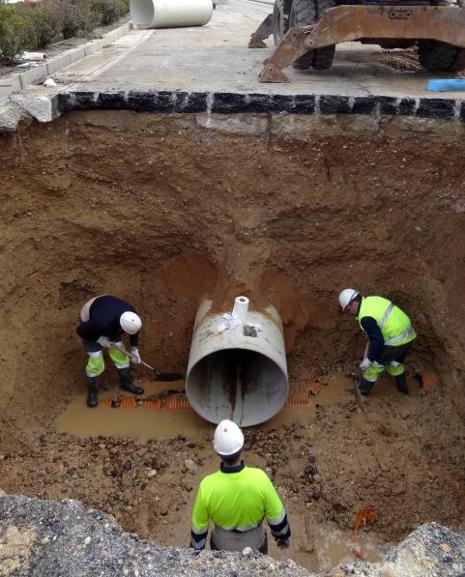 Reparación del reventón del 'anillo mil' en la Avenida de Zamora.