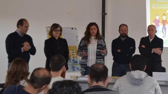 Carolina Valbuena se dirige a los asistentes al inicio del encuentro. EL NORTE