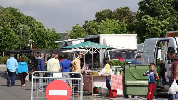 Mercado al aire libre de los sábados en la plaza de toros. A. de Torre