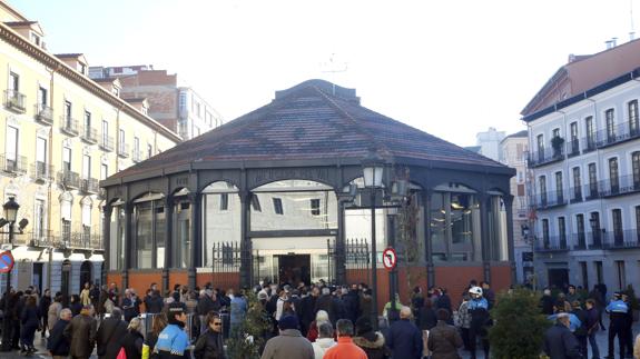 Clientes y curiosos se agolpan a las puertas del Mercado del Val, antes de su reapertura. 