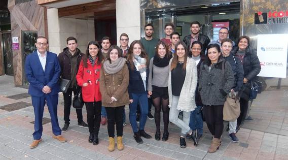 Los alumnos posan con los responsables de Icon.