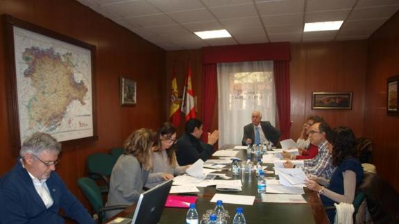 Reunión de la Comisión Territorial del Sida en Palencia presidida por Luis Domingo González. EL NORTE