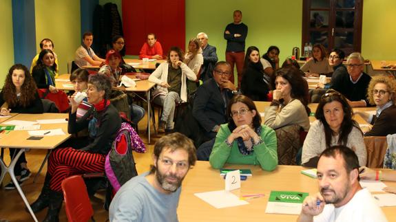 Participantes en el debate abierto, en la Casa Joven. Antonio de Torre