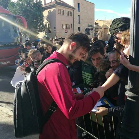 Saúl Ñíguez firma autógrafos a su llegada a Salamanca este mediodía. 